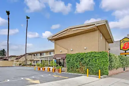 Super 8 by Wyndham Culver - 8