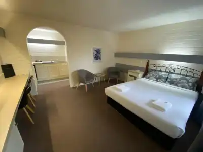 Mahogany Motel - 16