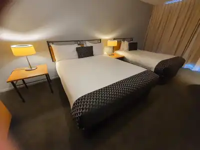Off Broadway Motel - 3
