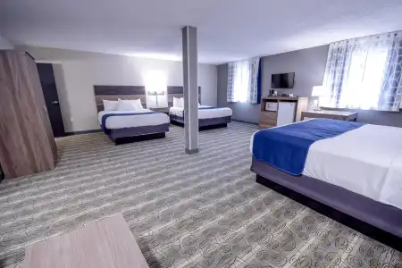 Days Inn & Suites by Wyndham Wisconsin Dells - 5