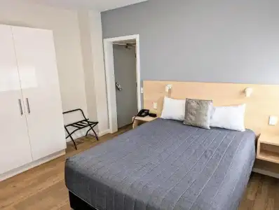 Mayfair Plaza Motel - 125
