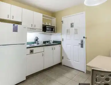 Suburban Studios Fort Myers Cape Coral - 11