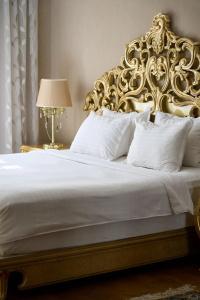 Monday Royal Apart - 262