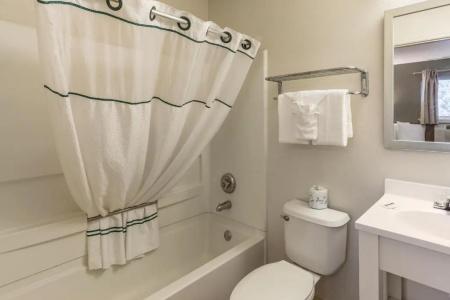 HomeTowne Studios by Red Roof Orlando - Casselberry - 28