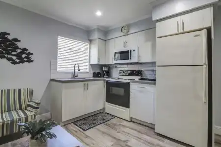 May-Dee Suites - 41