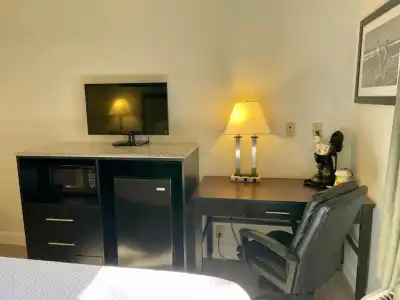 Days Inn & Suites by Wyndham Lakeland - 48