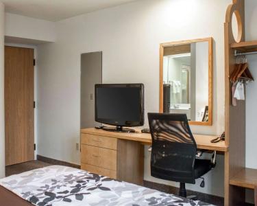 Rodeway Inn Airport - 3