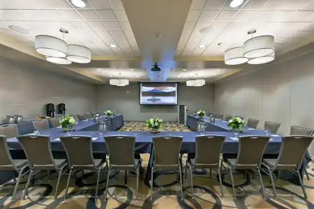 Oxford Suites Bellingham - 13