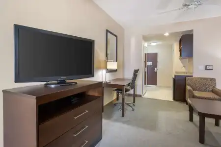 Best Western Plus Midland Suites - 43