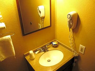 Merrill Field Inn - 36