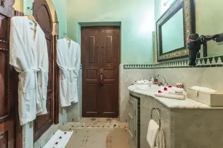 Riad Nasreen - 37