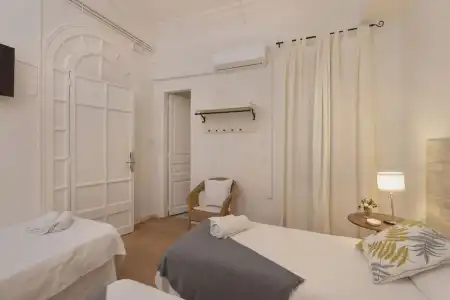 Ally's Guest House Barcelona B&B - 23