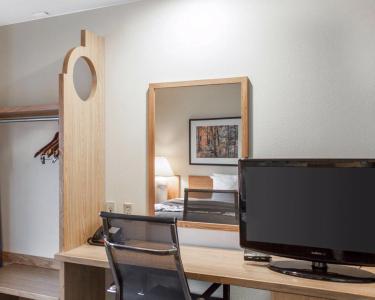 Rodeway Inn Airport - 33