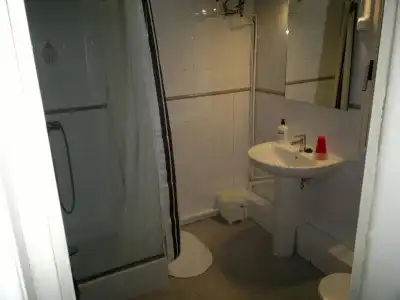 Ally's Guest House Barcelona B&B - 6