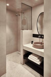 Istoria, A Member of Designs - 141