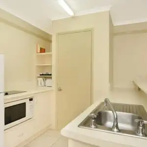 Cairns Queenslander & Apartments - 23