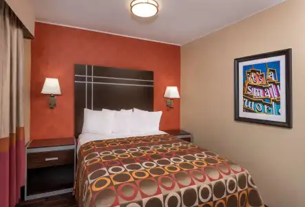 Best Western Plus Raffles Inn & Suites - 46