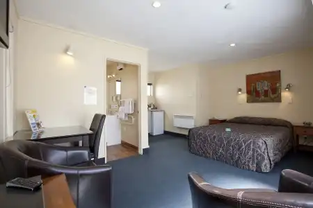Commodore Motels - 3