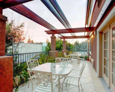 Holiday Inn Express & Suites Mountain View Silicon Valley by IHG - 16