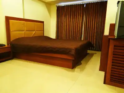 Lucky Goregaon - 4
