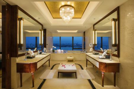 Hilton Wuhan Riverside - 46