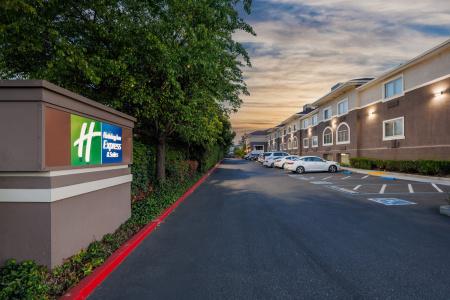 Holiday Inn Express & Suites Mountain View Silicon Valley by IHG - 24