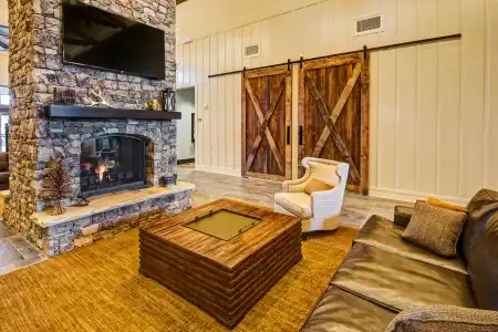 Black Fox Lodge Pigeon Forge, Tapestry Collection by Hilton - 2