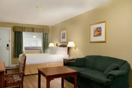 Days Inn by Wyndham Vernon - 38