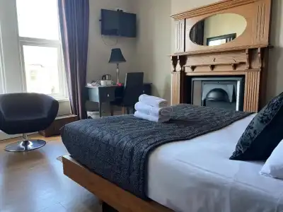 Number One Hundred B&B - 18