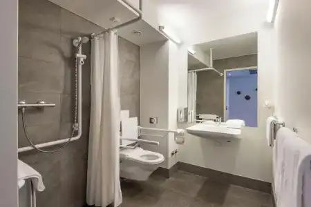 Hwest Hall - 32