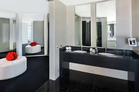 V, Curio Collection by Hilton - 93