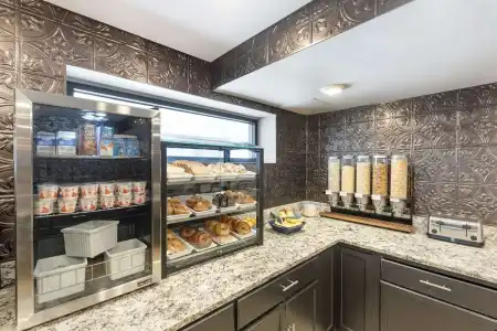 Best Western Plus Milwaukee West - 10