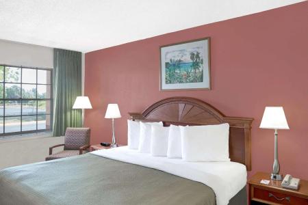 Howard Johnson by Wyndham Ft. Myers FL - 50