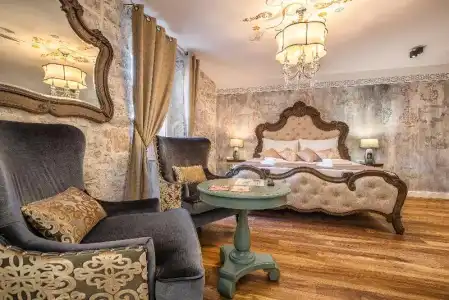 Plaza Marchi Old Town - MAG Quaint & Elegant Boutiques - 120