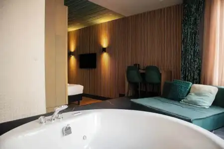 Manzo's Suites - 98