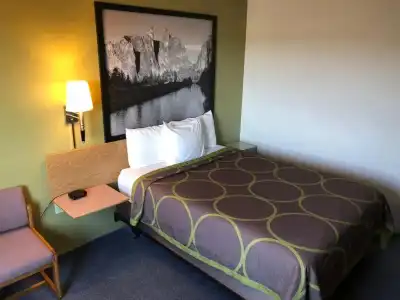 Super 8 Redmond - 23