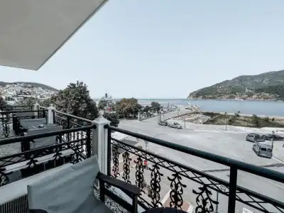 Eleni - 19