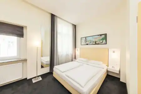 Garner Berlin - Checkpoint Charlie by IHG - 1