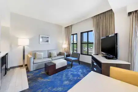 Embassy Suites by Hilton Alexandria Old Town - 6