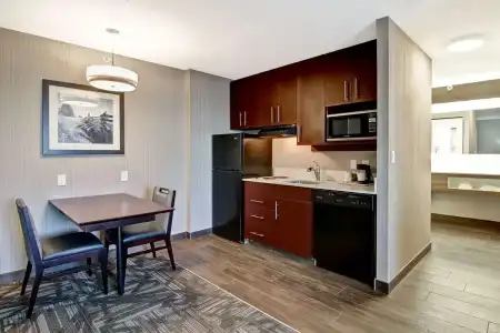 Hampton Inn & Suites by Hilton Calgary-Airport - 75