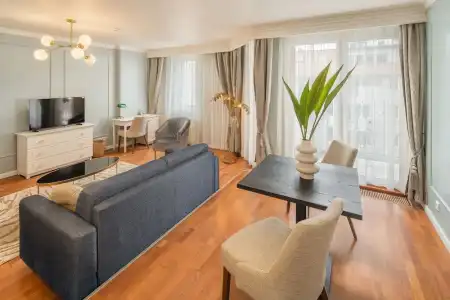 Queen's Court & Residence - 233