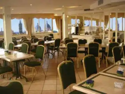 Champagne Palace - 19