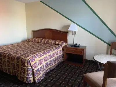 Econo Lodge - 15