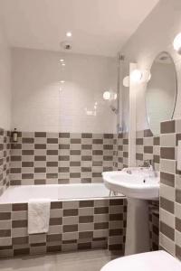 Hôtel Les 3 Poussins - 8