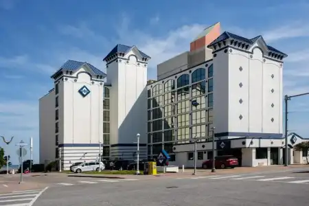 Super 8 By Wyndham Virginia Beach Oceanfront - 36