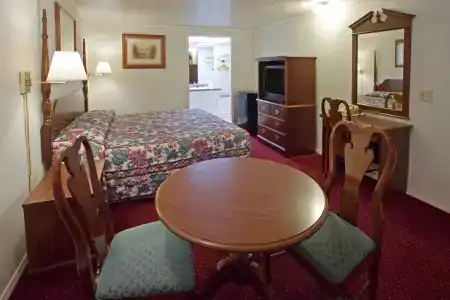 Americas Best Value Inn Lansing - 10