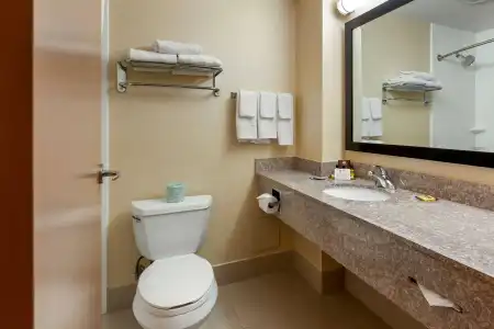 Best Western Plus Burlington Inn & Suites - 7
