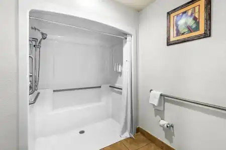 Days Inn & Suites by Wyndham Lakeland - 124