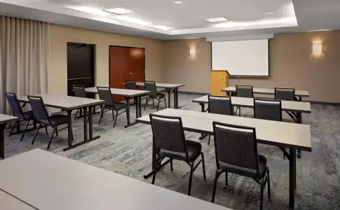 Courtyard by Marriott Houston Rice University - 18