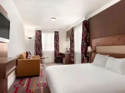 DoubleTree by Hilton Bristol North - 5